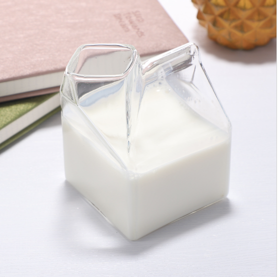 As bebidas mais bonitas feitas de xícaras de vidro transparentes