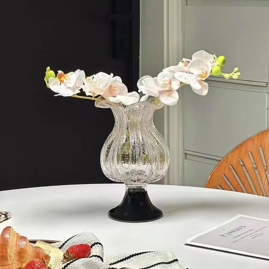 Vários vasos de vidro de formato estranho