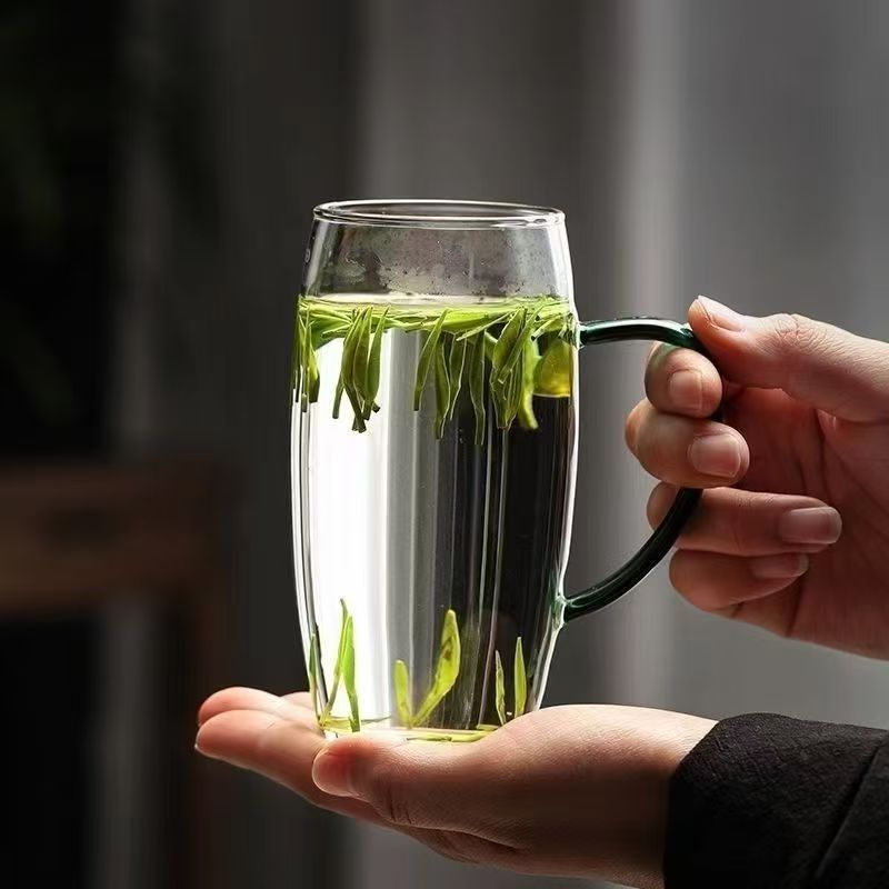 Xícara de chá verde simples espessada