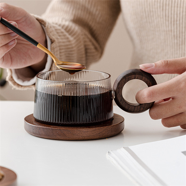 Xícara de café de vidro com padrão vertical